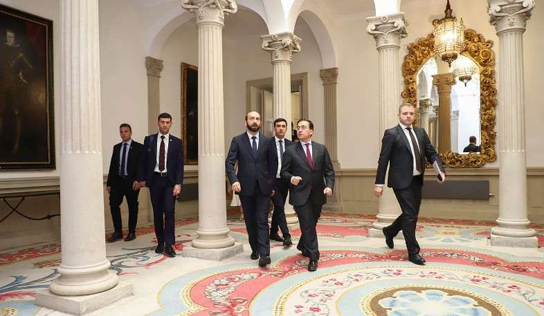 Арарат Мирзоян провел частную беседу с министром иностранных дел Испании