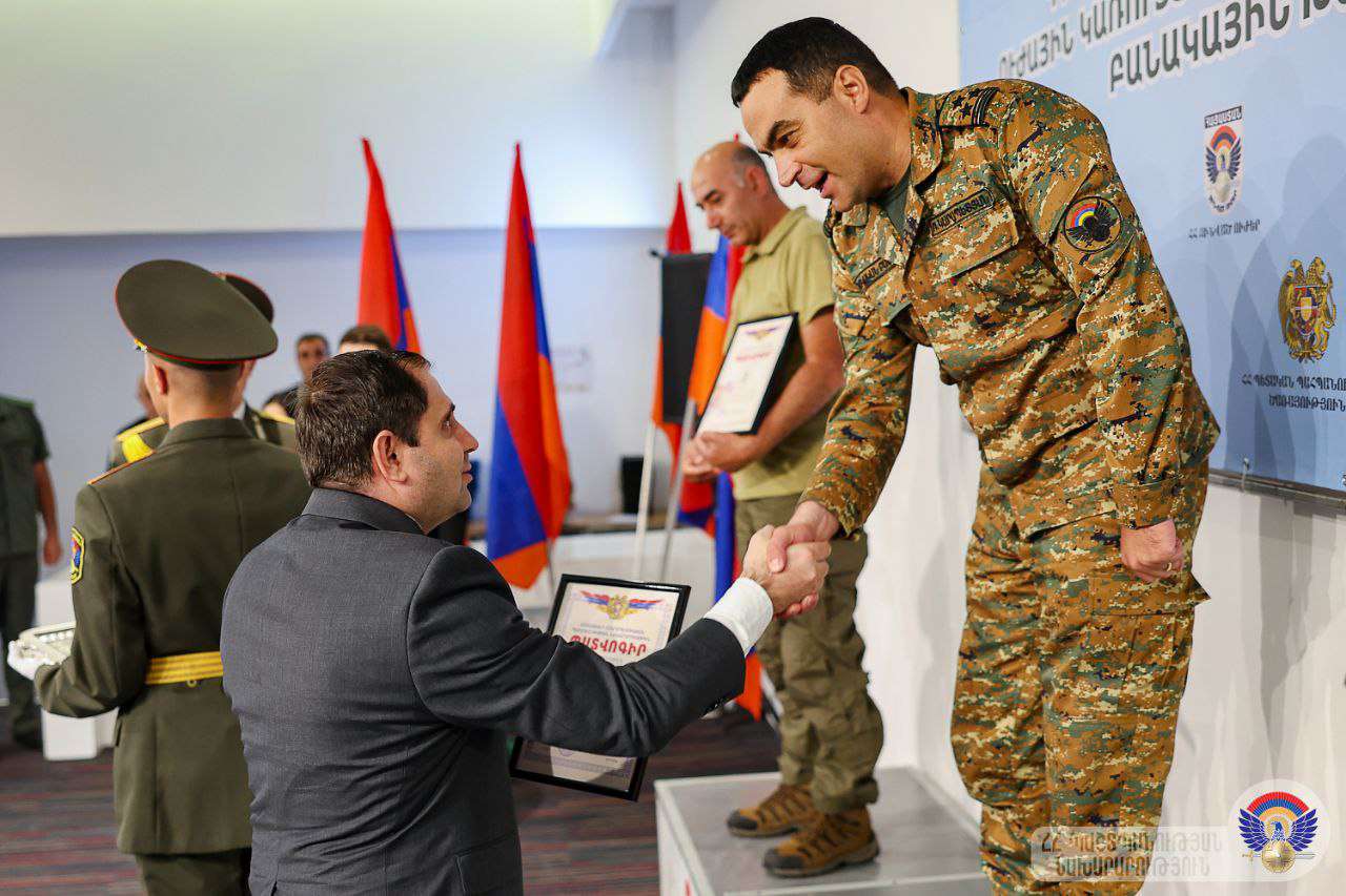 Պապիկյանը մասնակցել է բանակային խաղերի փակման արարողությանը