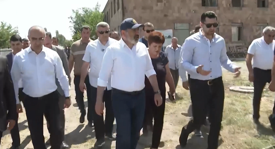 В поселке Гай Пашиняна встретили аплодисментами (видео)