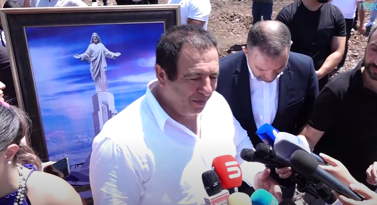 Вокруг статуи больше ничего строить не будут, под статуей будут коттеджи, кафе, отели. Гагик Царукян