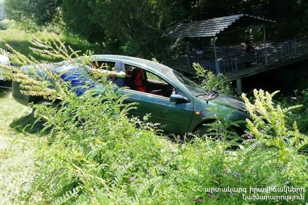 Автомобиль съехал в овраг в Ванадзоре