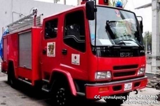 Автомобиль «Toyota Camry» оказался в канале