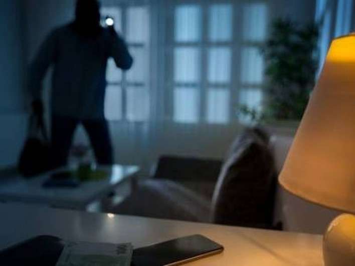 Բնակարանից գողացել էր պայուսակներ, որոնցում եղել են ոսկեղեն և գումար