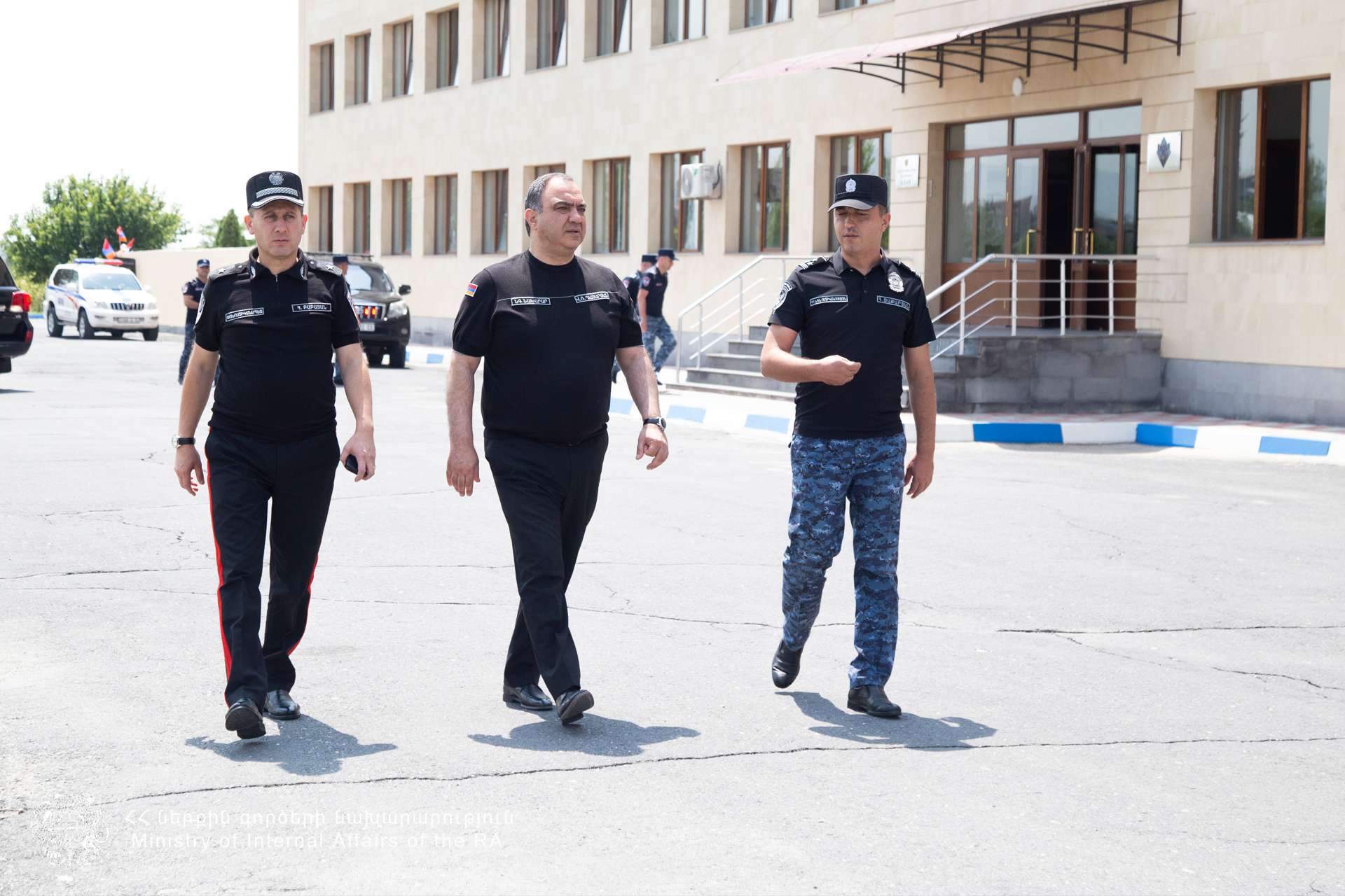 ՆԳ նախարարը շրջել է ենթակա զորամասերում