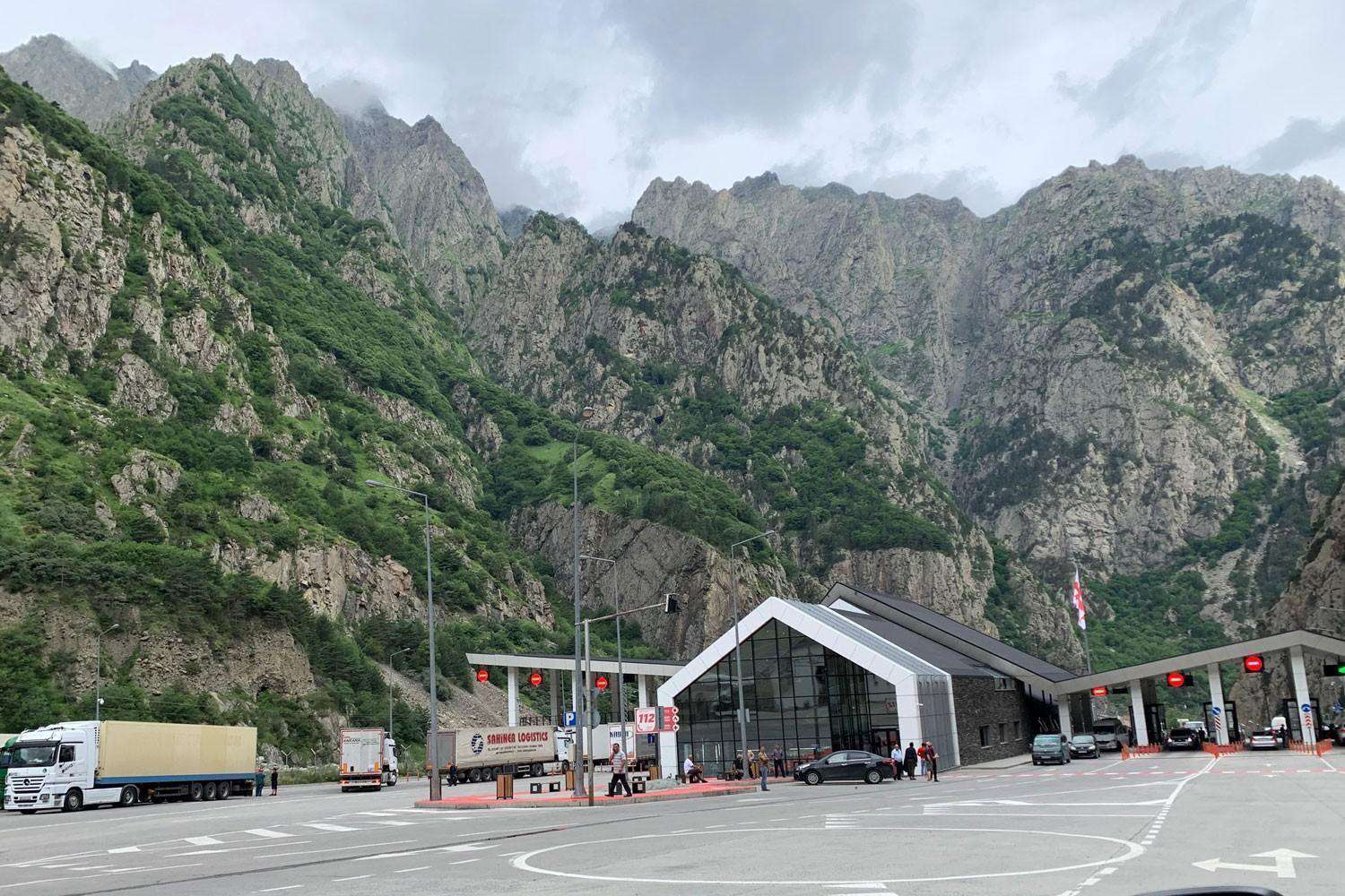 Վերին Լարսն անցել է 24 բեռնատար. Գևորգ Պապոյան