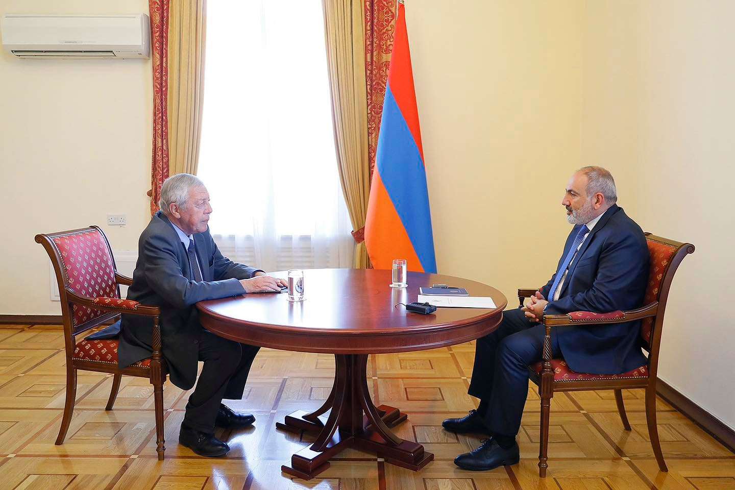 Премьер-министр Пашинян принял Франсуа Рошблуана