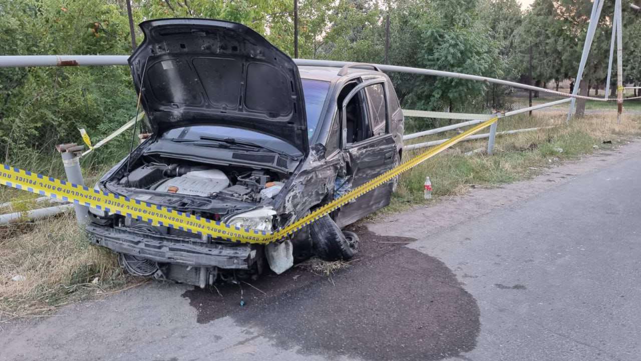 Միմյանց հետ բախվելուց հետո մեքենաները վնասել են էլեկտրական սյունն ու գազատարը․ կան տուժածներ