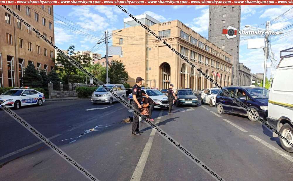 Женщина выпала из движущегося автомобиля. Патрульные пришли на помощь