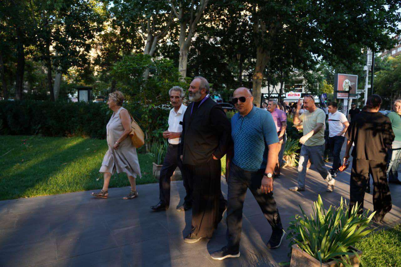 Հոգեւորականները չեն գնացել Բագրատ արքեպիսկոպոսին ողջունելու․ «Հրապարակ»