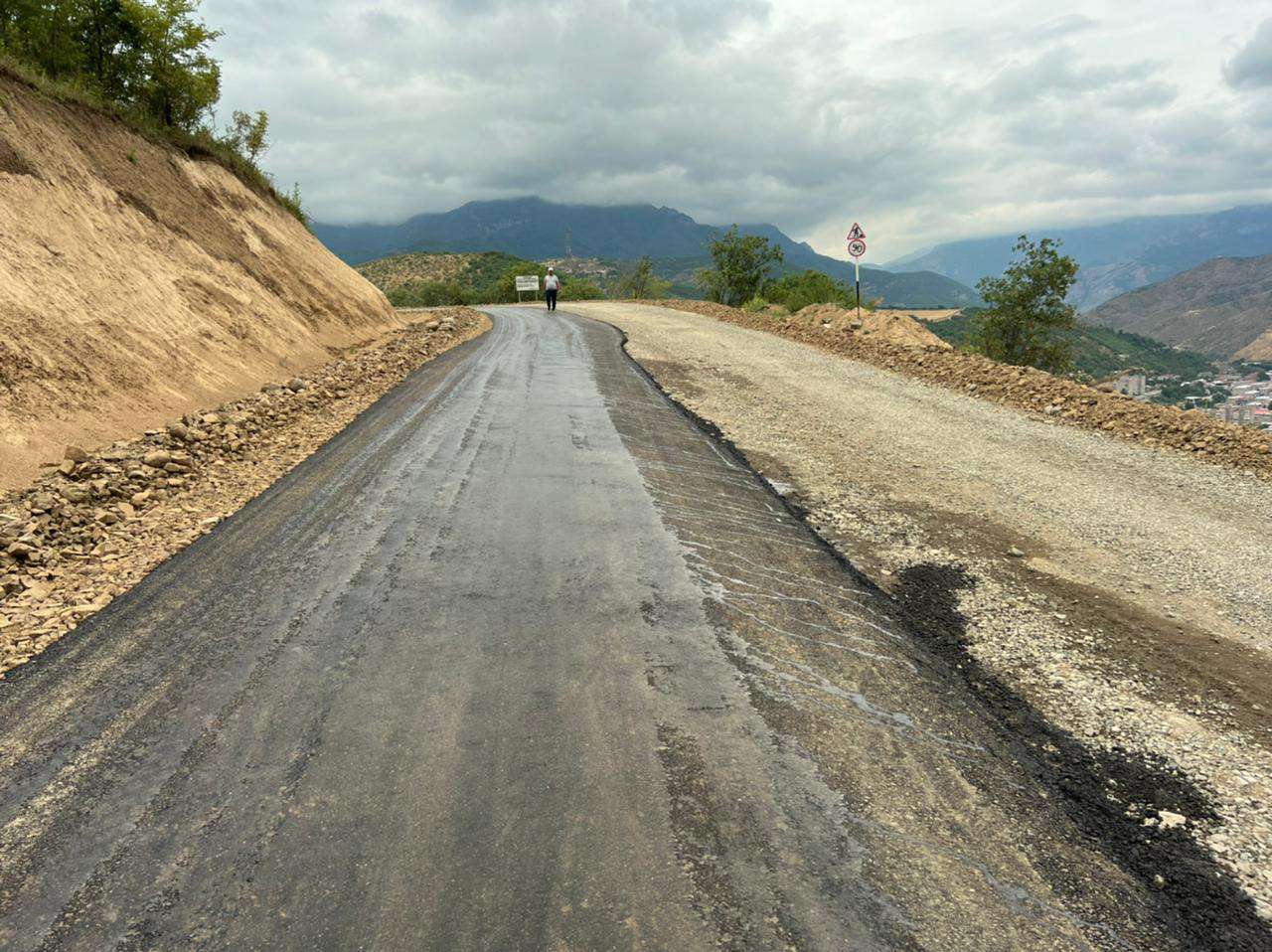 Начаты работы по асфальтированию участка дороги Капан-Чакатен