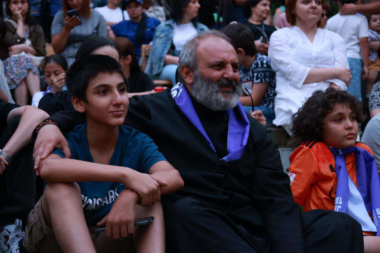 Բագրատ արքեպիսկոպոսը նախընտրական քարոզարշավ է անո՞ւմ․ «Հրապարակ»