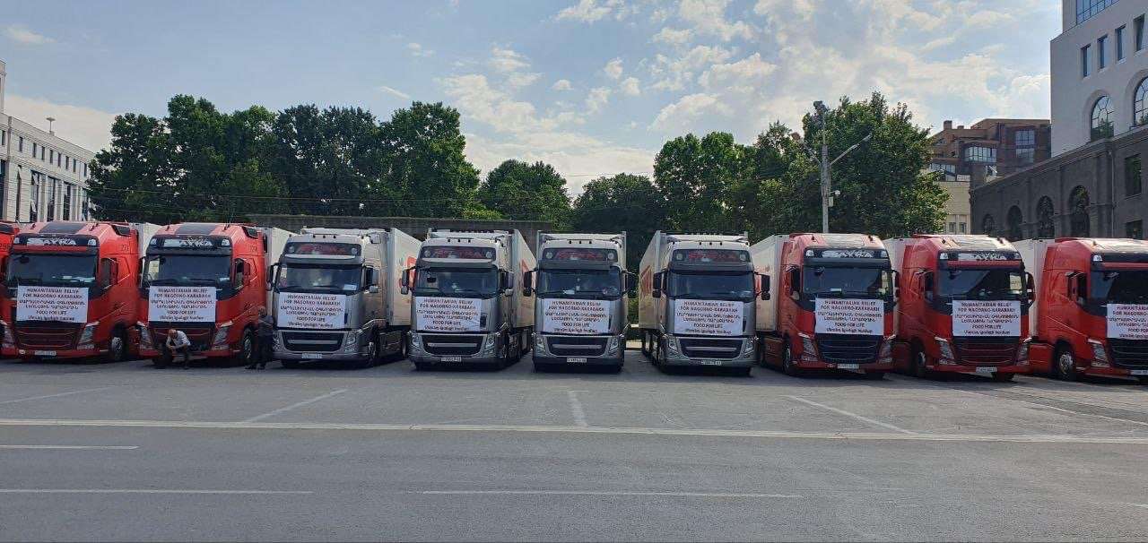 Trucks carrying humanitarian aid stand motionless; HRD of RA