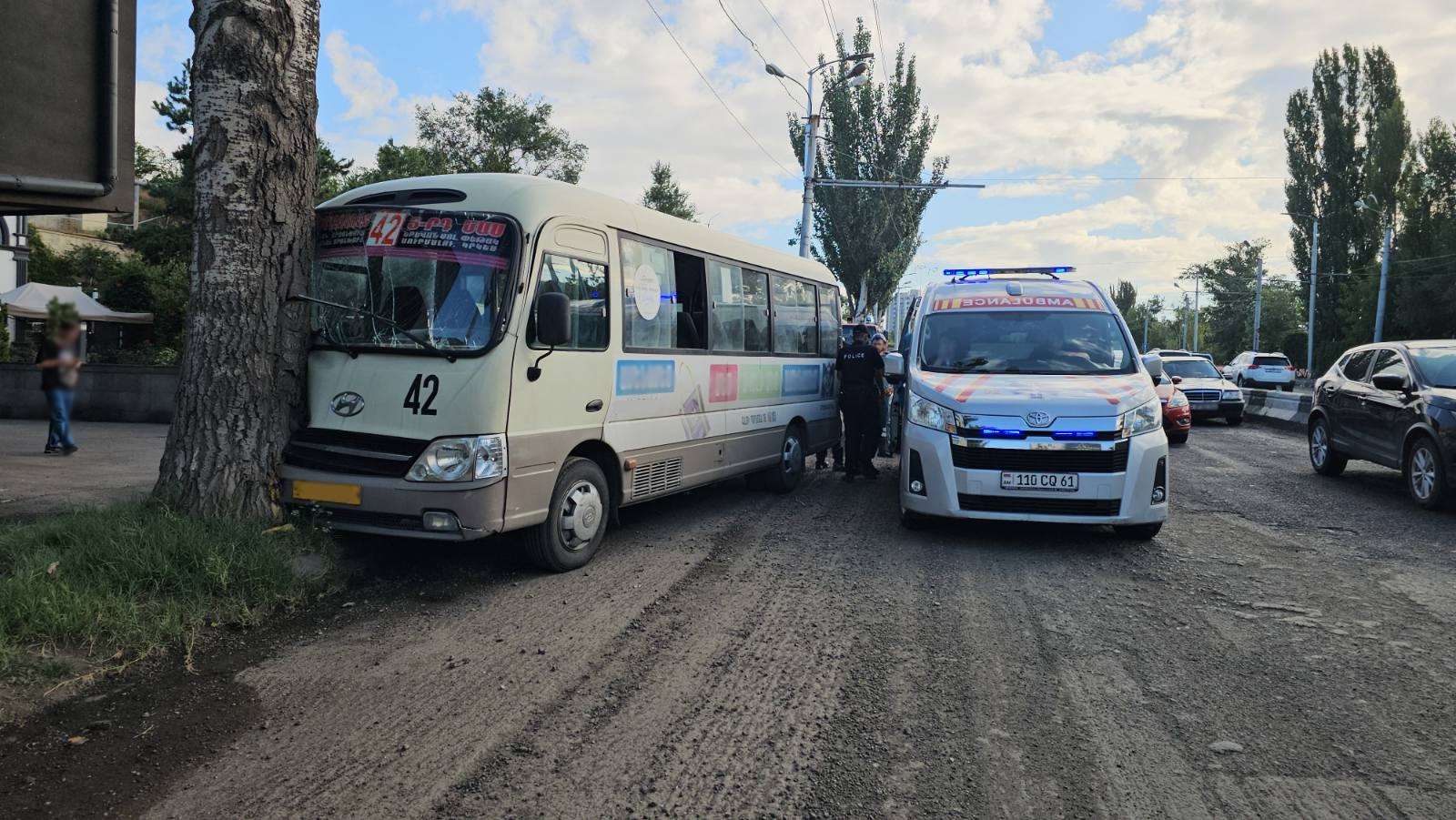 Մյասնիկյան պողոտայում ավտոբուսը բախվել է ծառին. կան տուժածներ