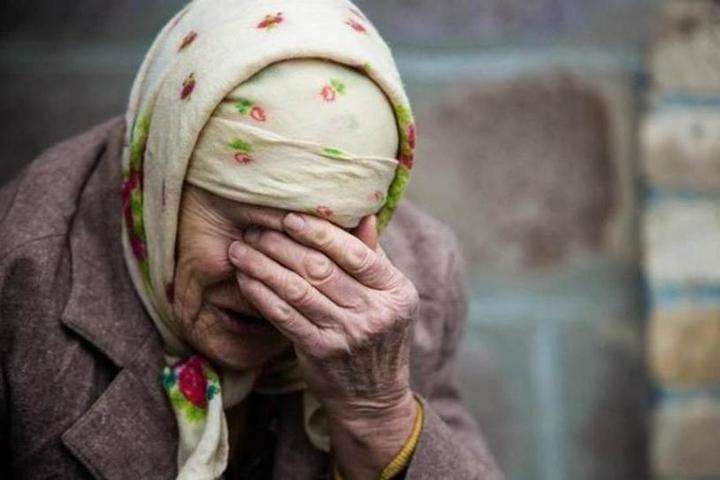 Молодой человек швырнул пенсионерку на диван, сорвал с неё золотую цепочку и сбежал.