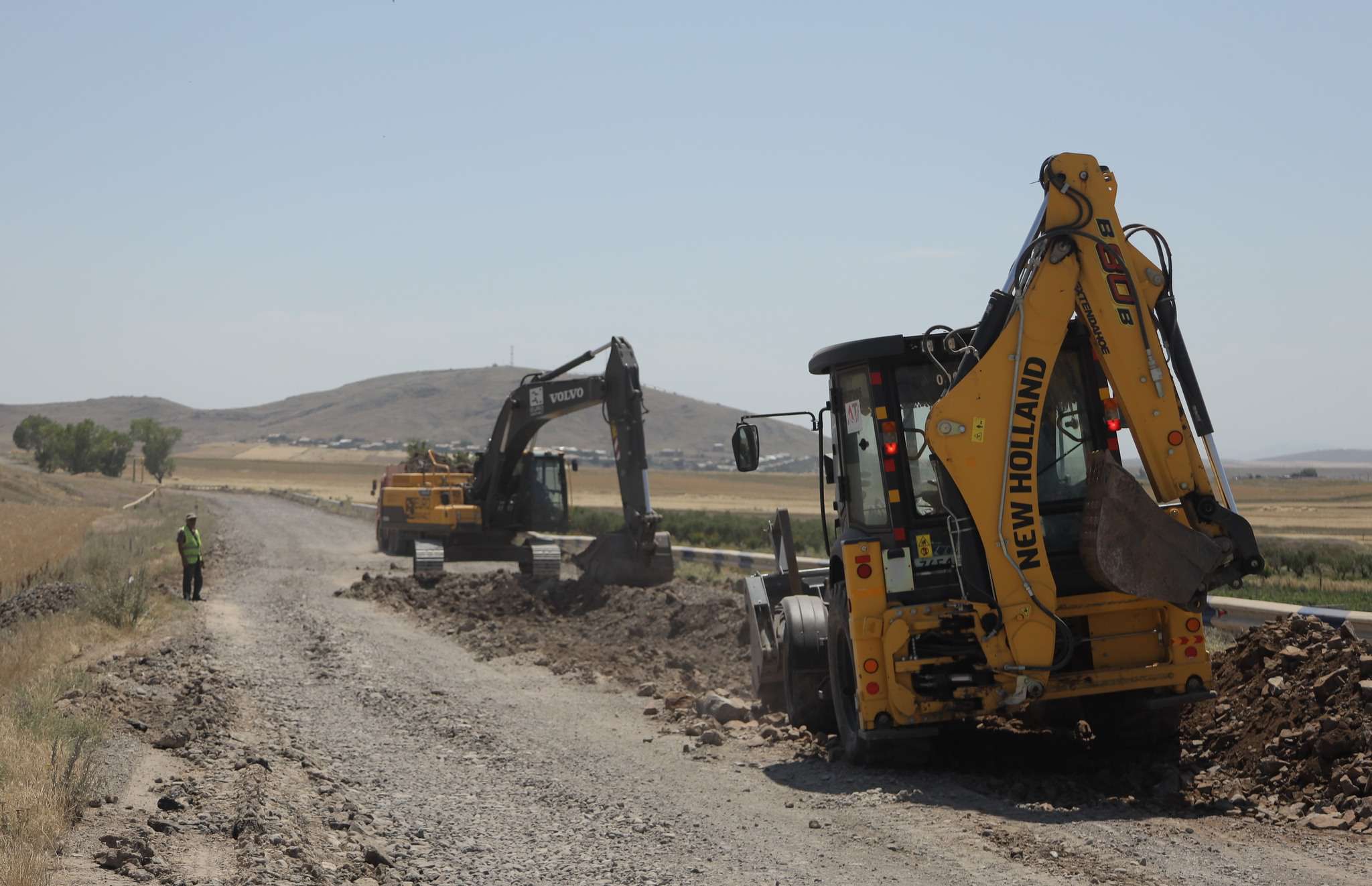 Հիմնանորոգվում են Իսահակյան-Գյումրի ավտոճանապարհի շուրջ 30 կմ-անոց երկու հատվածները (ԼՈՒՍԱՆԿԱՐՆԵՐ)