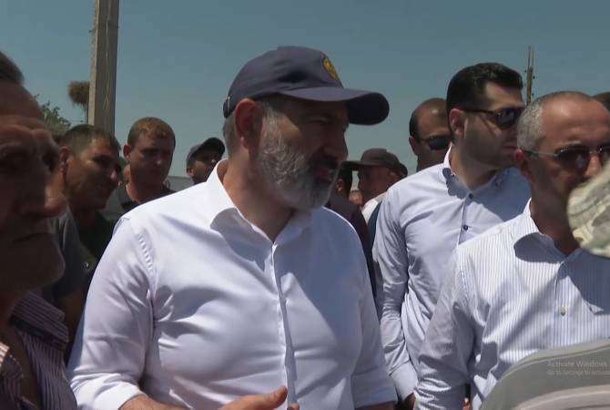 Премьер-министр встретился с сельчанами, перекрывшими дорогу