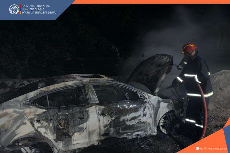 Բակում կայնաված մեքենան այրվել է