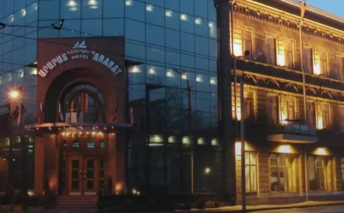Сотрудник гостиницы "Арарат" избит в центре Еревана