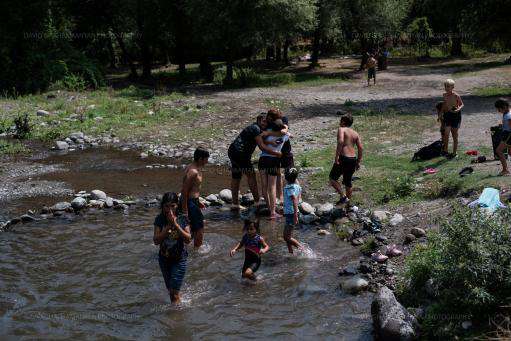 В Ахавно дети прощаются друг с другом