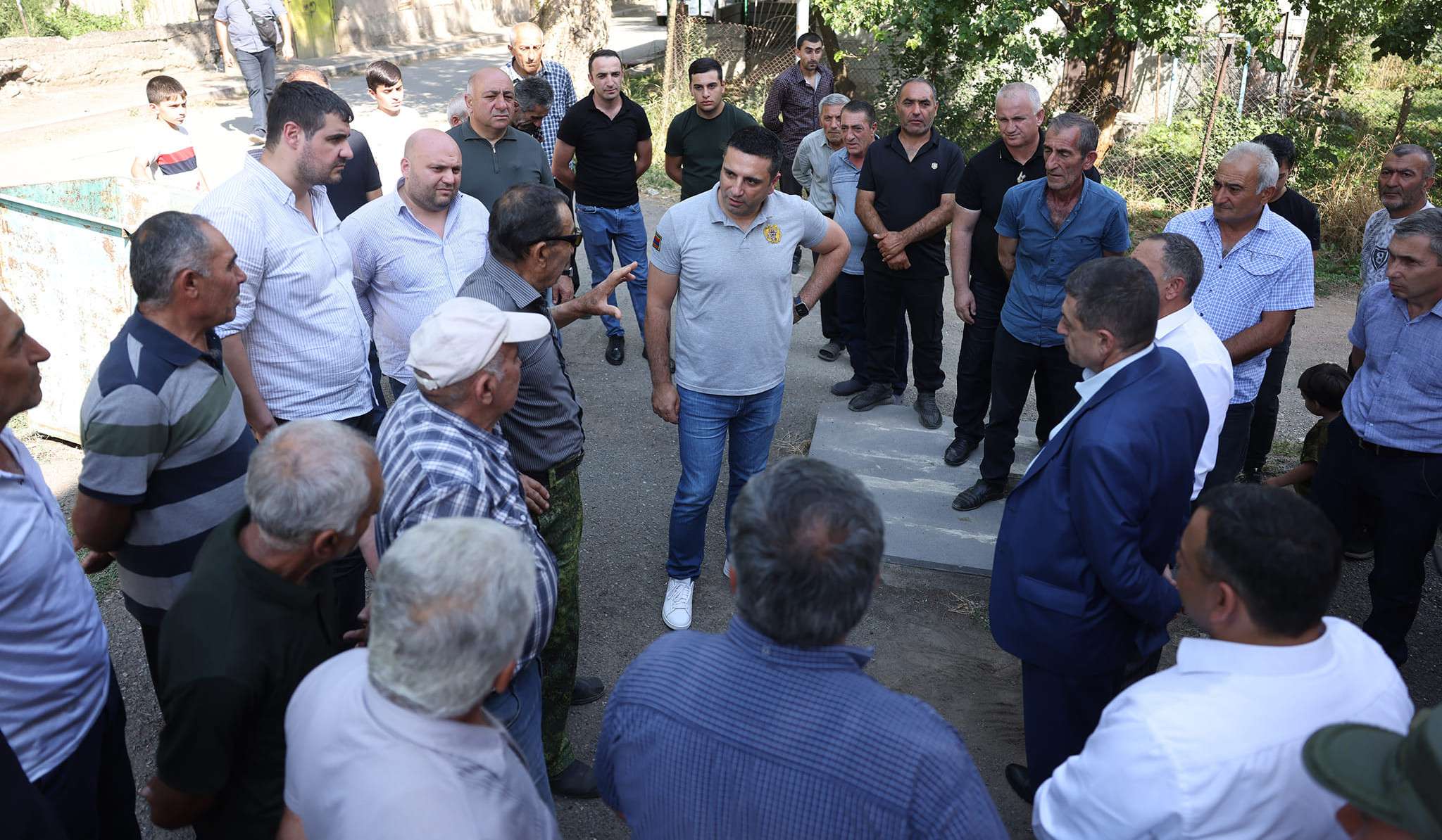 Ալեն Սիմոնյանն այցելել է սահմանամերձ Խնձորուտ