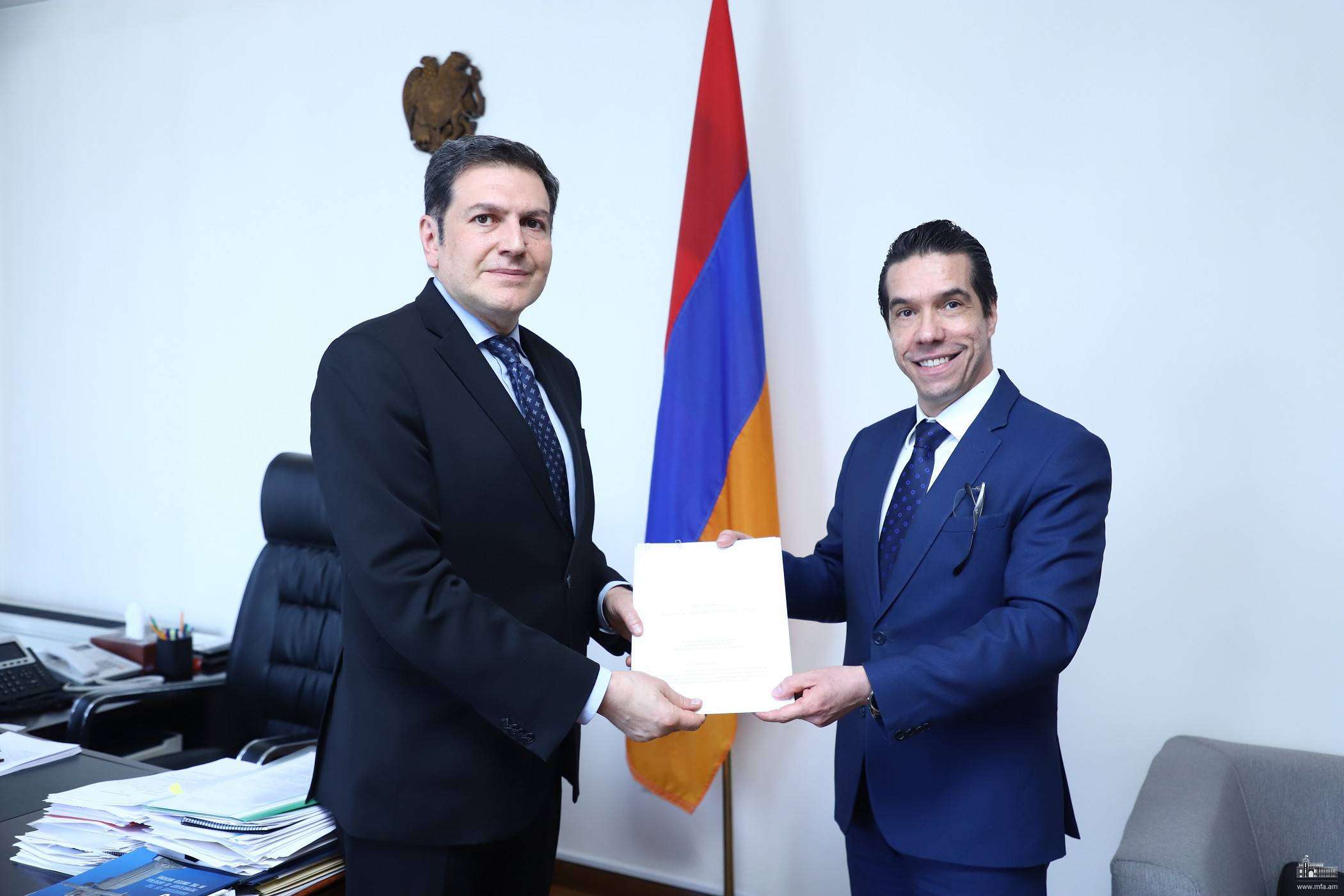 Посол Бразилии вручил копию верительных грамот заместителю министра иностранных дел РА