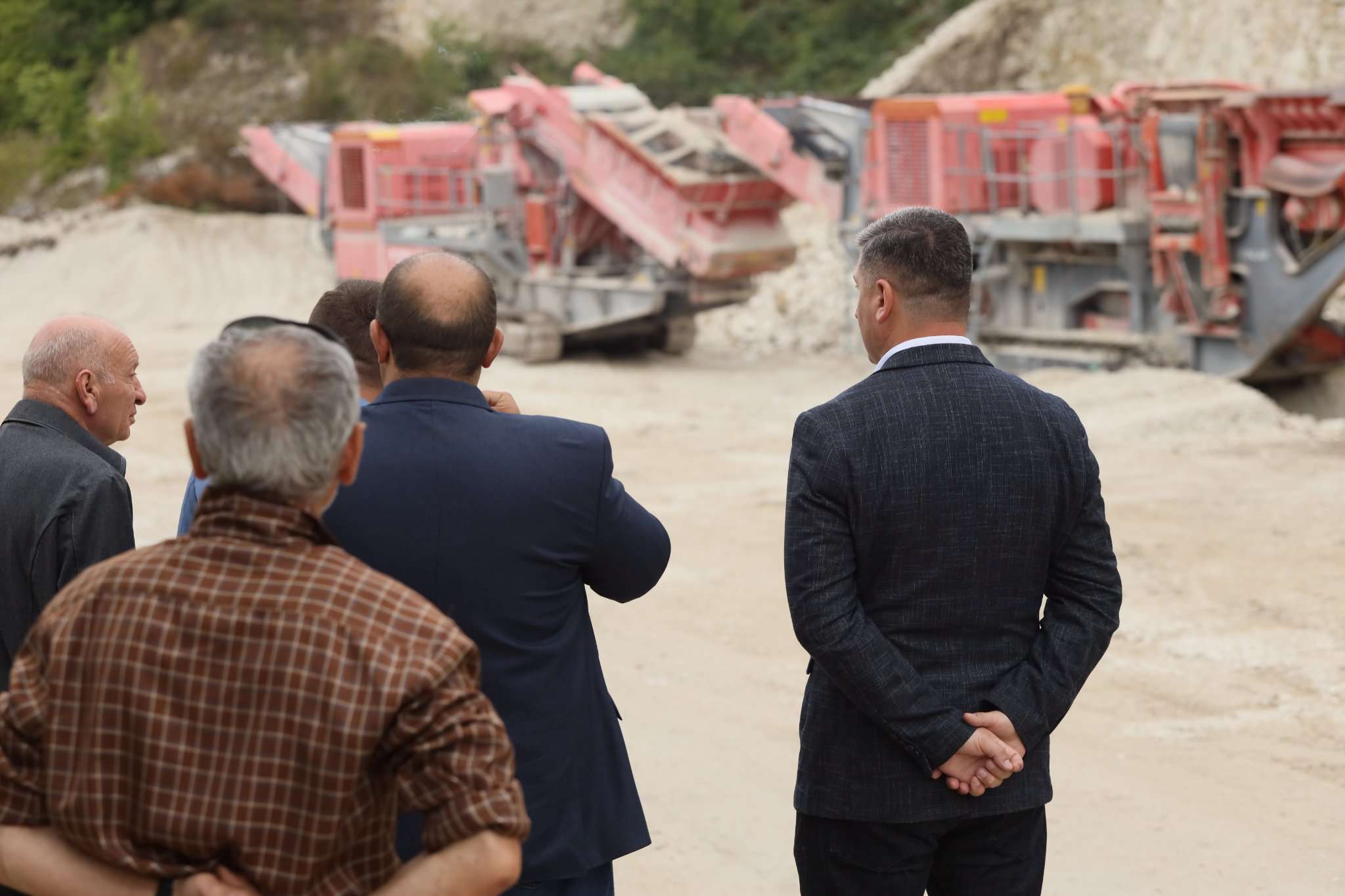 Министр ознакомился с работами по капитальному ремонту автодороги Иджеван-Айгепар