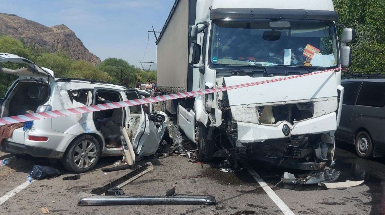 Երեք զոհ Եղեգնաձոր-Մալիշկա ճանապարհի վթարի հետևանքով. «Renault»-ն բախվել է բեռնատարին