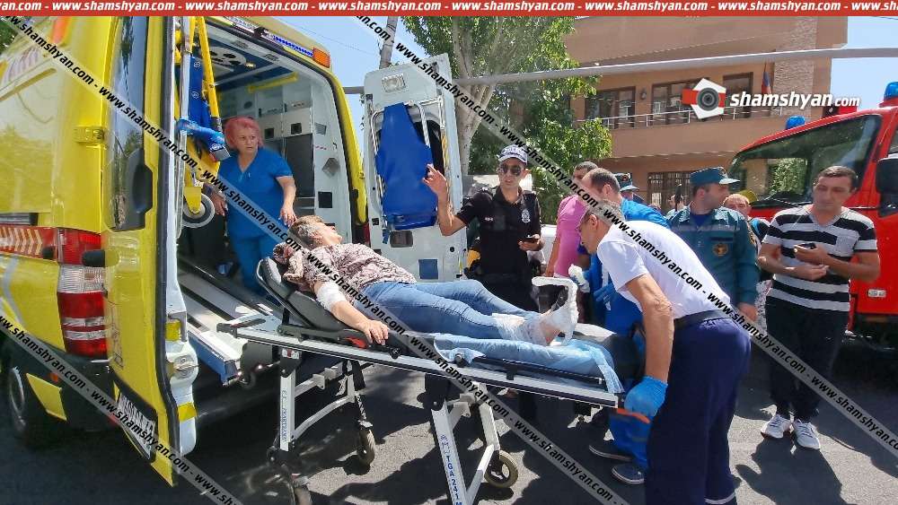 Mazda 6 врезалась в автобусную остановку в Ереване, пострадали 2 человека.