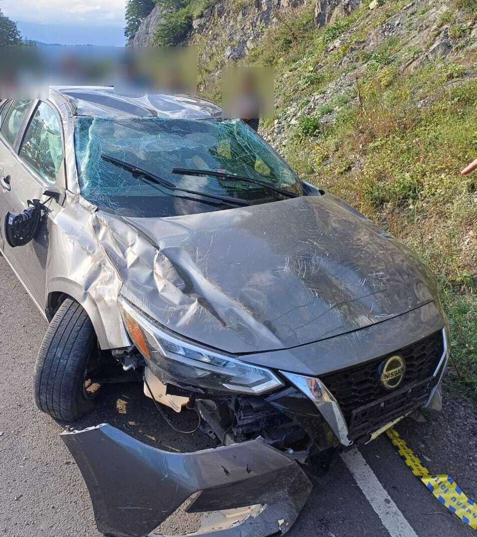 Դիլիջանի ոլորաններում Nissan-ը շրջվել է