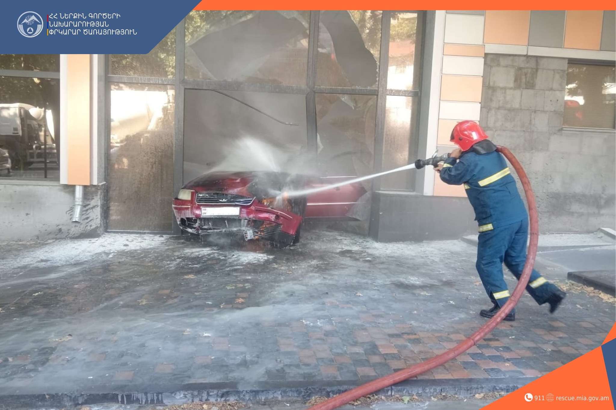 Հերացու փողոցում 2 մեքենա իրար են բախվել. հրդեհ է բռնկվել