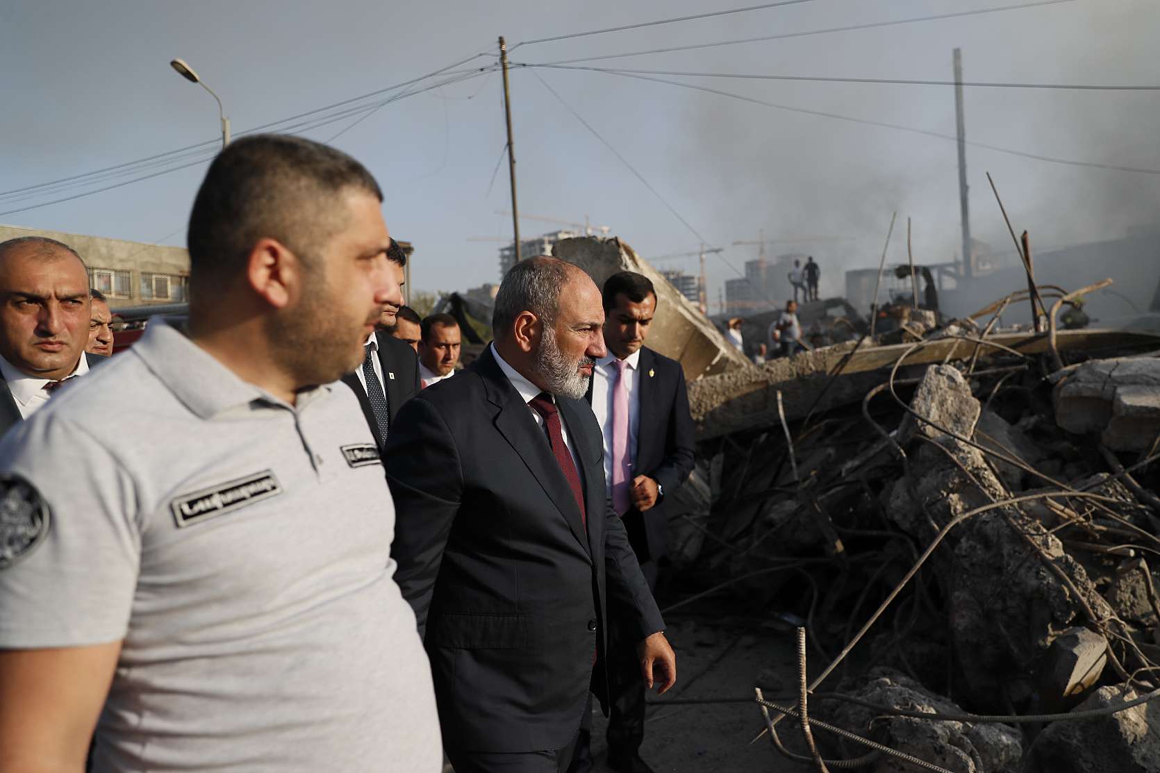 Премьер-министру представили ход поисково-спасательных работ и пожаротушения (ФОТО)