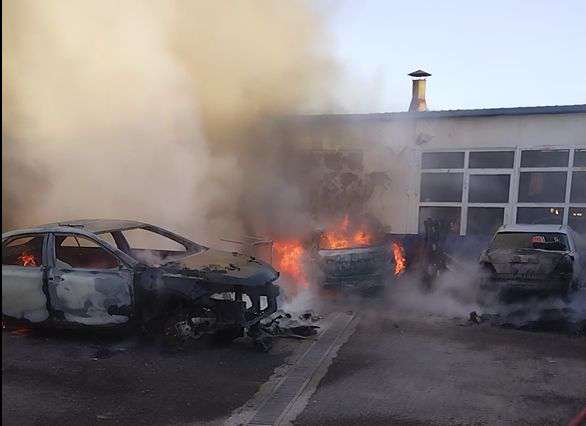 Пожар в автосервисе, сгорели автомобили