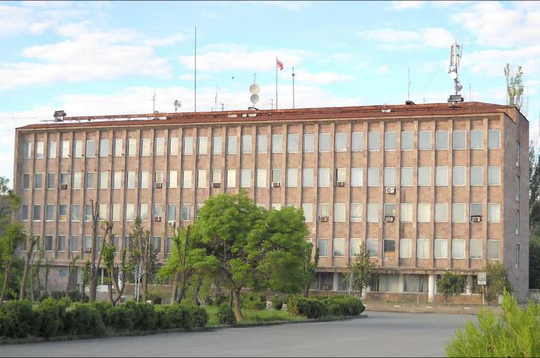 Նռնակով զինված տղամարդը մտել է Մասիսի քաղաքապետարան և սպառնում է պայթեցնել այն