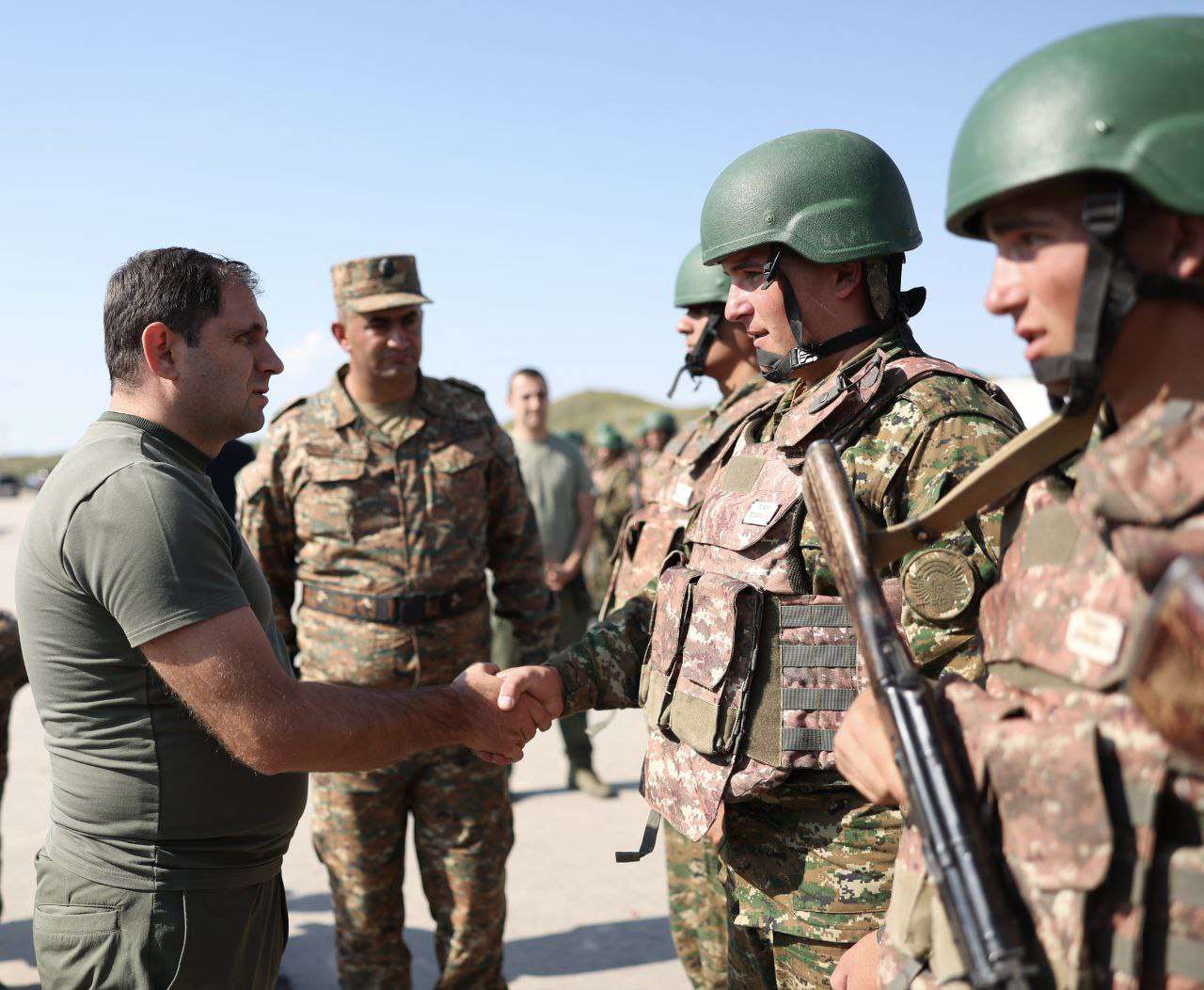 Սուրեն Պապիկյանը զորամաս է այցելել (ԼՈՒՍԱՆԿԱՐՆԵՐ)