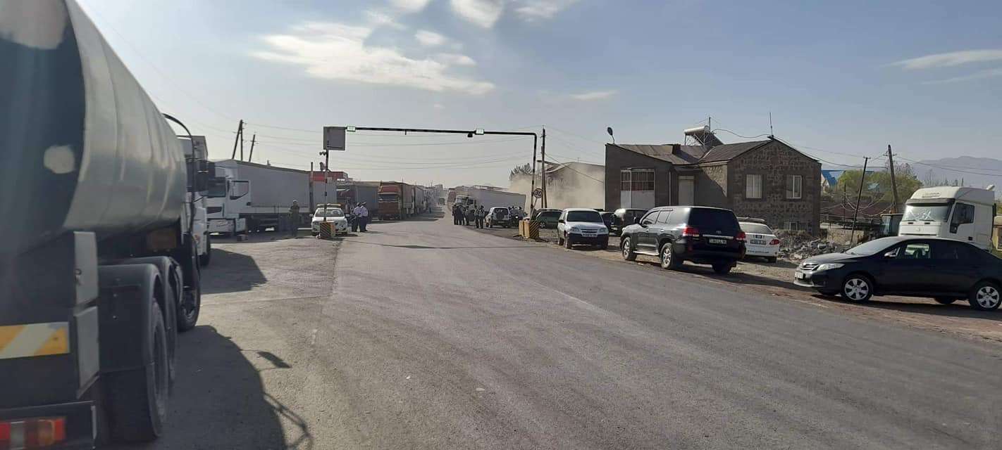 После встречи губернатора с дальнобойщиками нормальное движение на межгосударственной трассе восстановлено