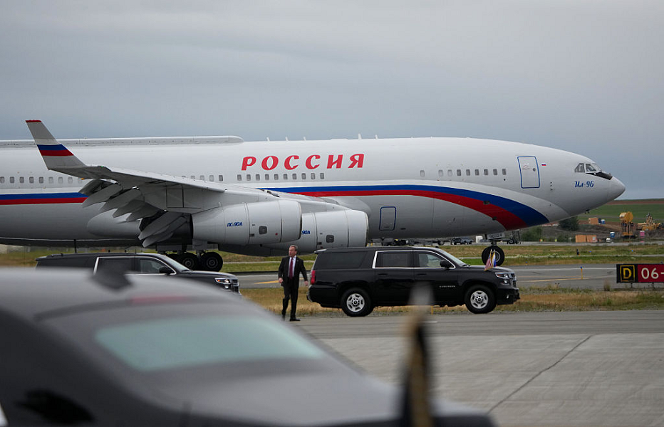 The Russian delegation paid cash for fuel in Alaska