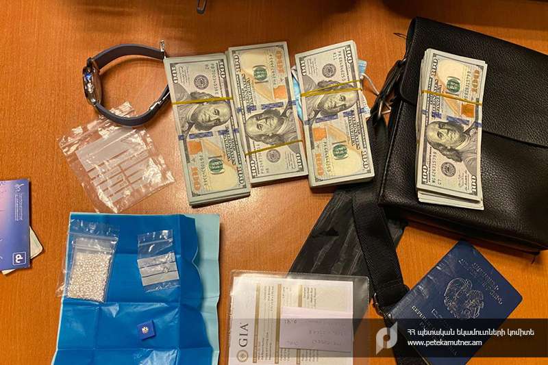 Выявлен случай провоза драгоценных камней и наличных денег без декларации. КГД