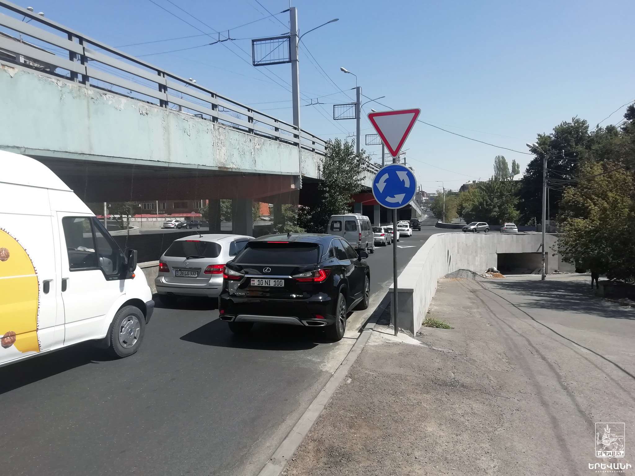 Traffic in the lower part of the "Lambada" transport junction has become circular