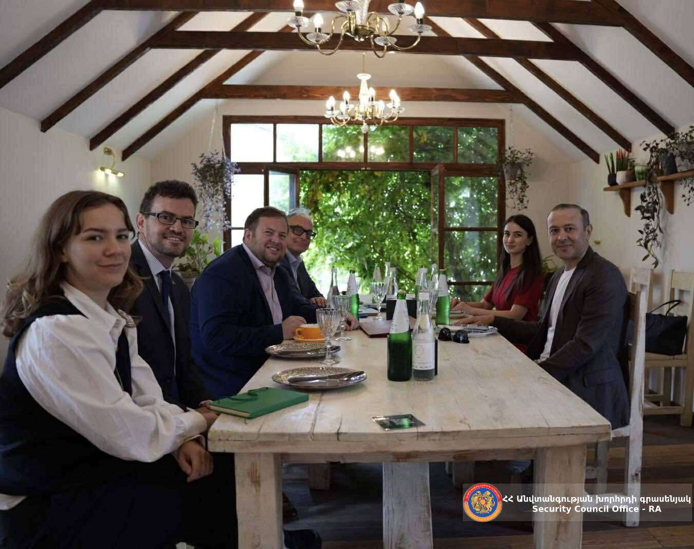 Presented the agreements reached between Armenia and Azerbaijan in Washington