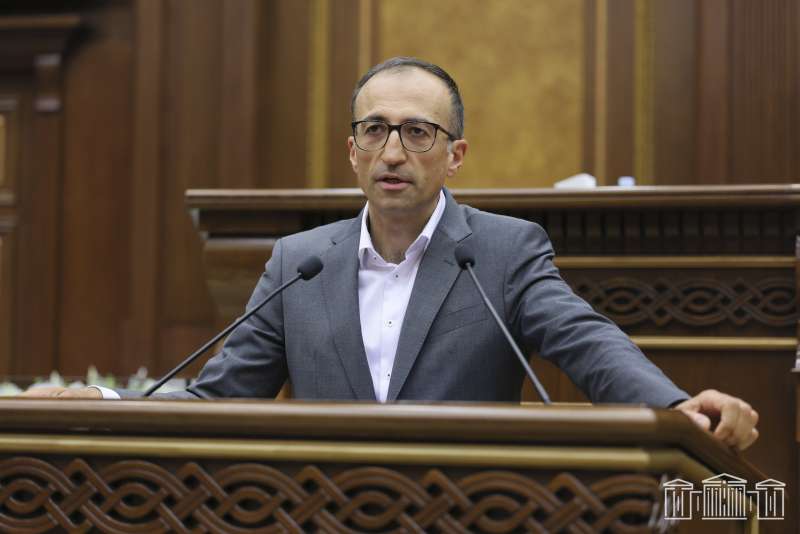 Полномочия депутата Арсена Торосяна прекращены.