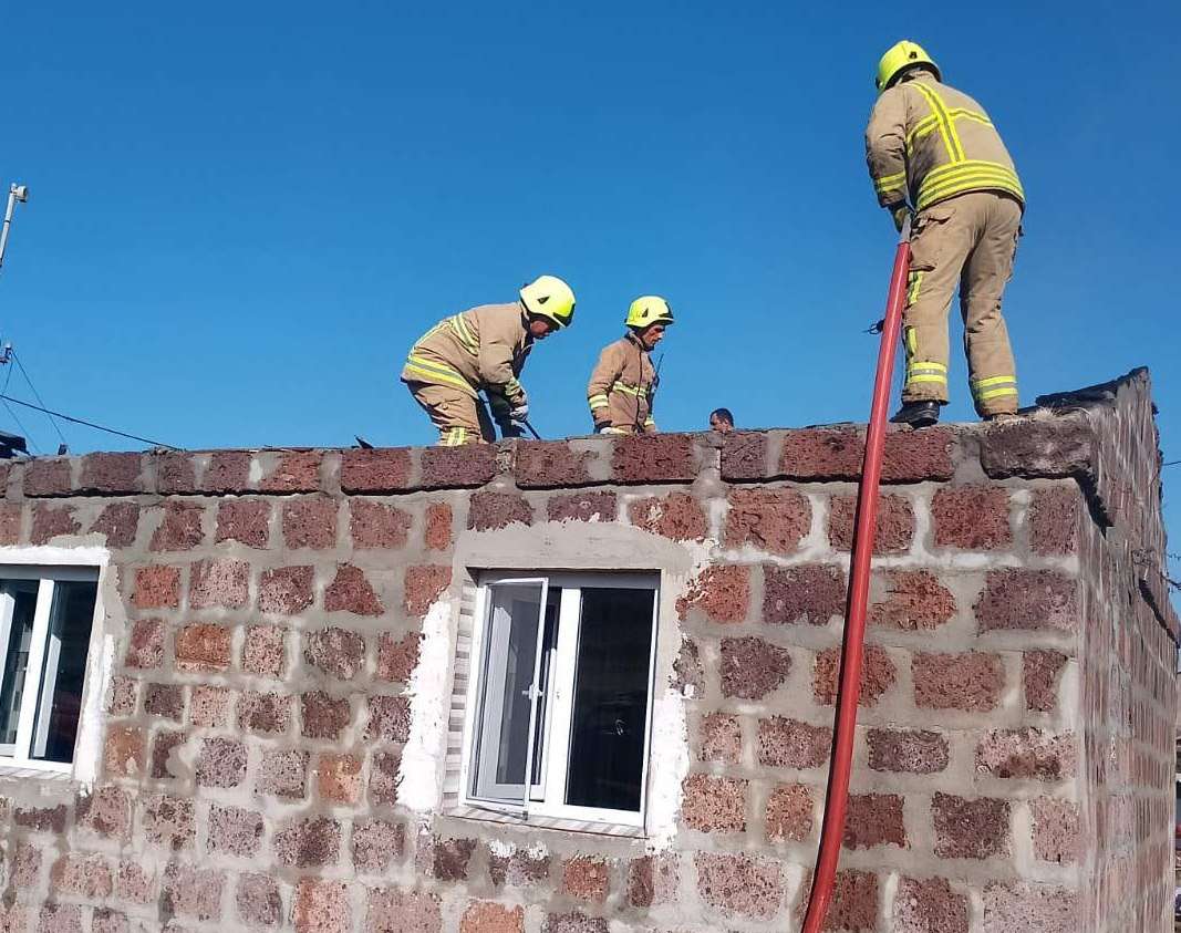 Հրդեհ տան տանիքում