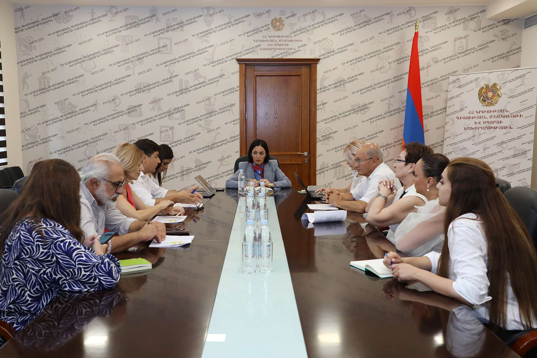 Նախարարը կարևորել է ոչ պետական դպրոցների հետ երկխոսությունը