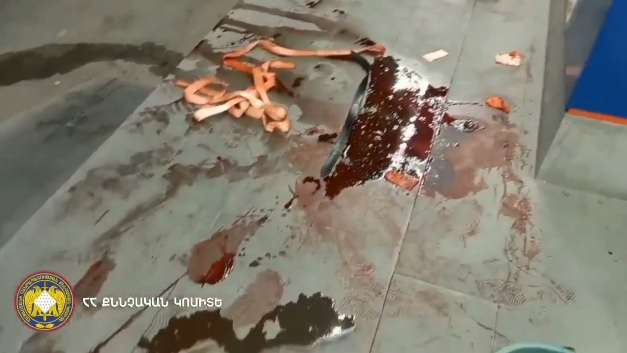 Поднялся на автомобиле на лестницу супермаркета и нанес ножевые ранения сделавшему замечание гражданину.