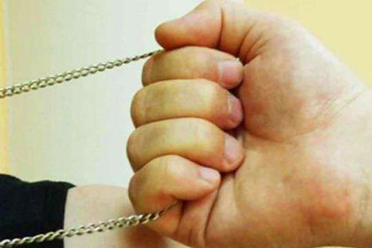 He stole the driver's gold chain and ran away without paying the fare