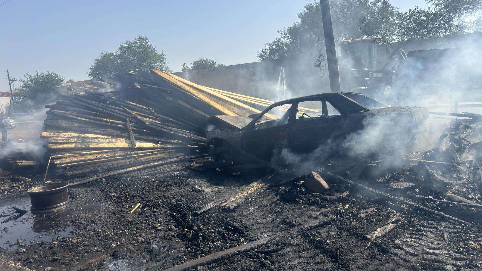Mercedes-ը բախվել է էլեկտրական սյանը և այրվել