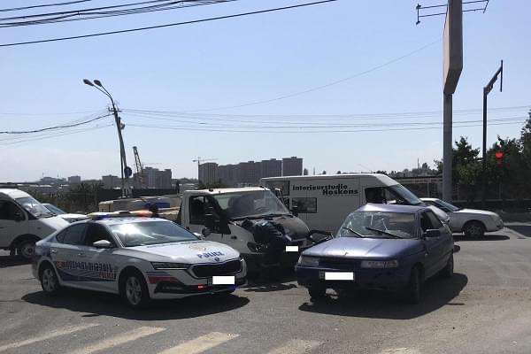 Աճառյան փողոցում բախվել են ավտոմեքենաներ․ մեքենայի ուղևորն արգելափակվել է ավտոմեքենայում