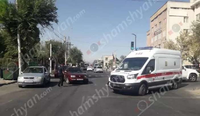 Ավտովթար Երևանում՝ շտապօգնության մեքենայի մասնակցությամբ