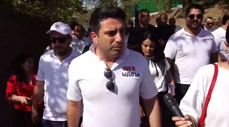 «Հարյուրավոր մարդիկ փաթաթվում են, պաչում, գրկում». Ալեն Սիմոնյան