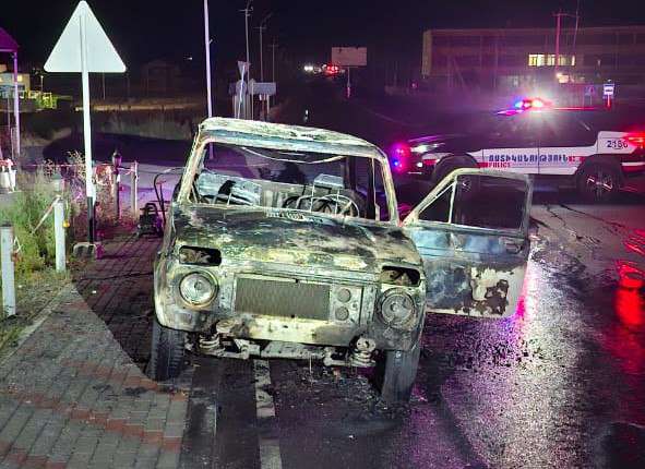 Եղվարդի քաղաքապետարանի մոտ մեքենա է այրվել