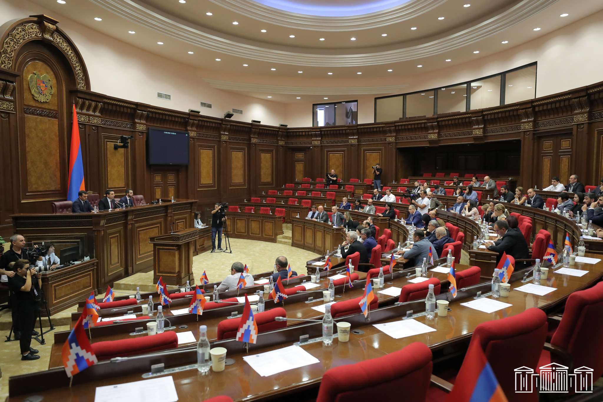 The National Assembly called on the international community to strictly and directly condemn Azerbaijan's actions
